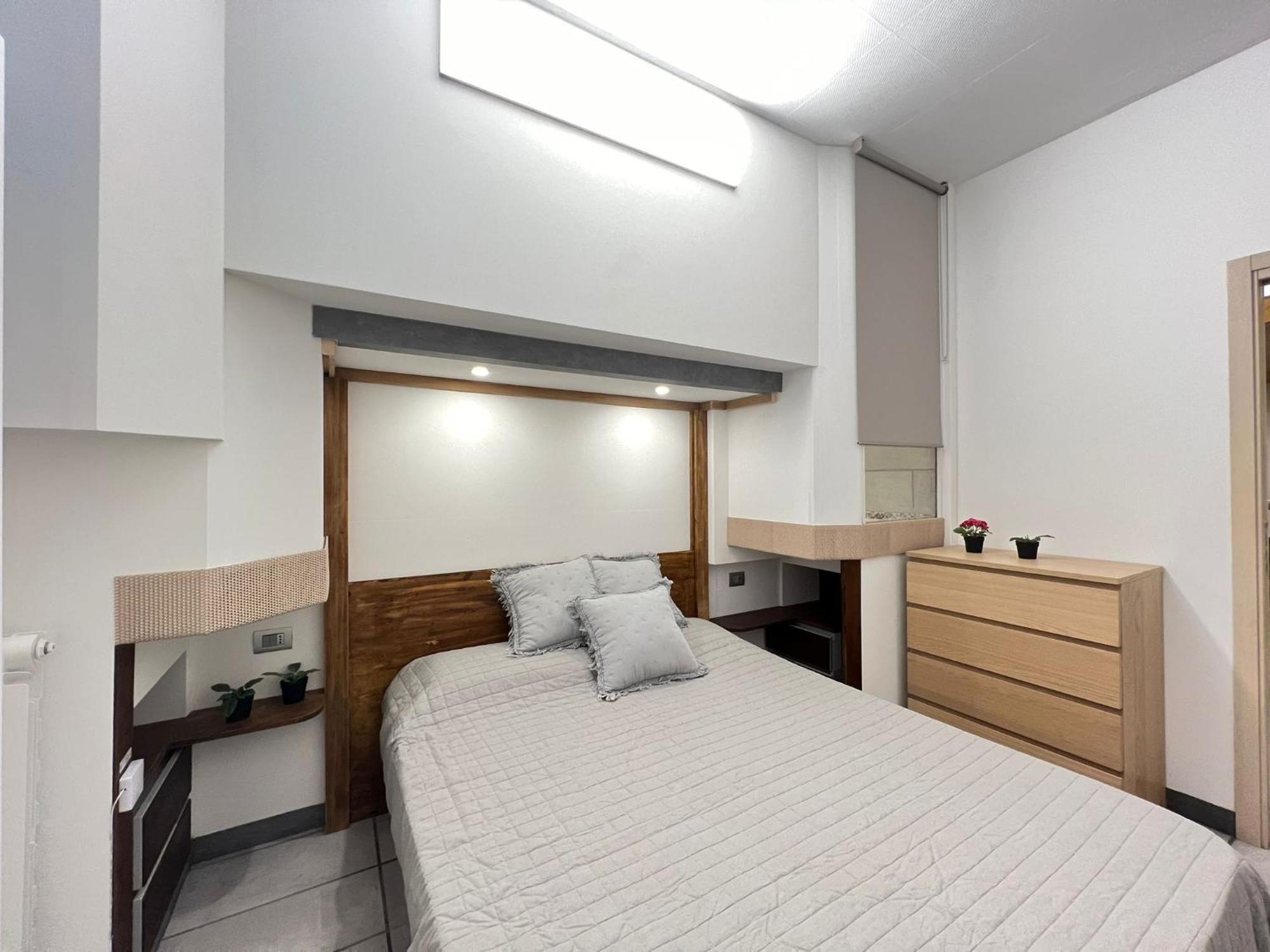 "R&P Apartment", Short Term Stay, Elegant Design, Bisceglie Metro Station, Easy For San Siro And Fiera Milano, Free Parking Milão Exterior foto